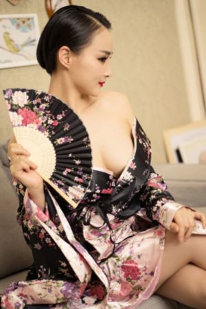 女记者试用吸乳器_超清版蓝光版中文字幕包