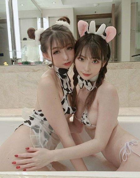 在电影院吃奶摸下面_HD日本电影在线